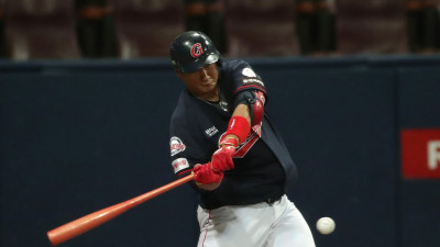 [KBO 데일리뉴스] 이대호, 이승엽 제치고 KBO 출신 최다 안타 신기록 작성