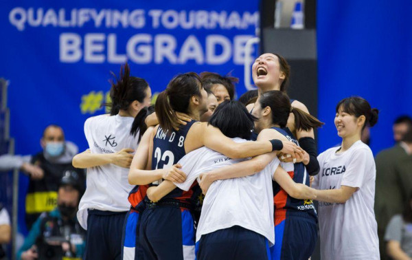 한국여자농구선수단이 2022 FIBA 여자농구 월드컵에 참여해, 브라질 상대로 승리를 거둔 후 기뻐하고 있다.