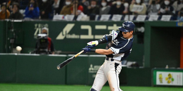 키움 히어로즈 외야수 이정후가 2023 WBC 중국전 3회에 2타점 적시타를 터트리고 있다.