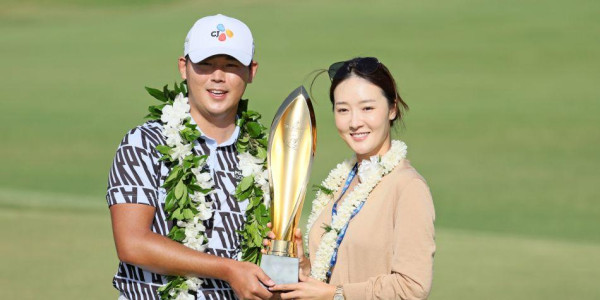 김시우가 아내 오지현과 함께 우승컵을 들고 있다.