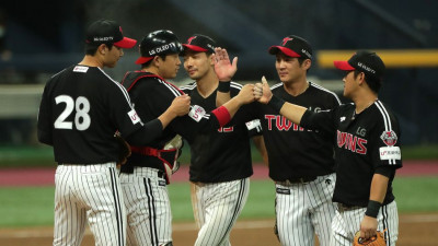 [KBO 뉴스] '7회에만 7득점' LG, KT에 15-4 대승...29년 만의 우승까지 1승 남았다!