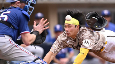 [MLB 뉴스] 김하성, 8경기 연속 멀티 출루 이후 4회 부상으로 교체