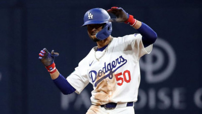 [MLB 리뷰] 샌디에이고, 난타전 끝에 2차전 승리…첫 홈런 주인공은 무키 베츠