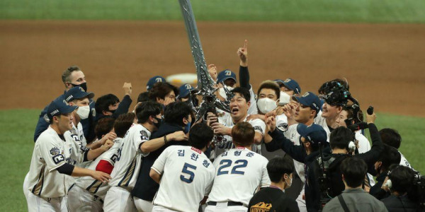 2020 KBO 한국시리즈 우승 후 자축하는 NC 다이노스 선수들