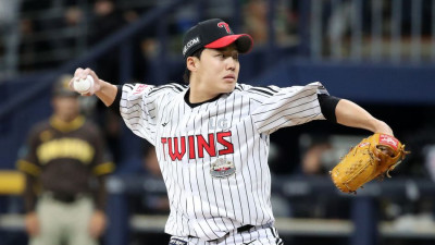 [KBO 뉴스] '임찬규 첫 PS 선발승' LG, KT에 7-2 역전승...승부는 원점으로