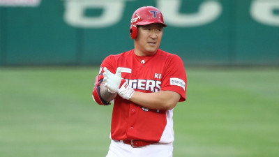 [KBO 뉴스] '최형우 역전 그랜드슬램' 기아, LG에 더블헤더 싹쓸이 승...4위 탈환