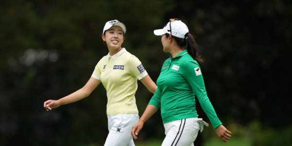 한국시간 30일 노예림(사진 왼쪽)과 김아림이 3번 홀 페어웨이를 걷고 있다.