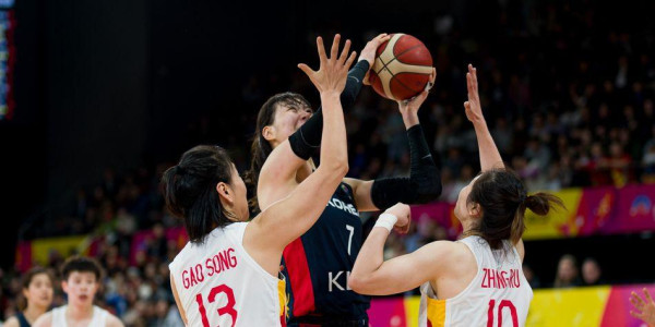 한국 여자농구 대표팀 선수 박지수가 2023 FIBA 여자농구 아시안컵 중국 전에 출전해 상대 견제 속에서 슛을 시도하고 있다.