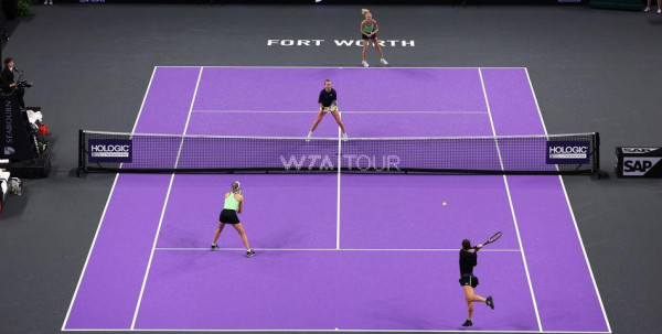 2022 WTA 파이널스 여자 복식 경기가 펼쳐지고 있다