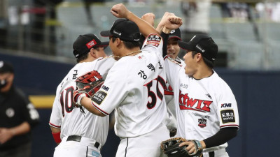 [KBO 뉴스] '김민혁 끝내기 홈런' KT, 두산에 짜릿한 승리...5강 불씨 살려