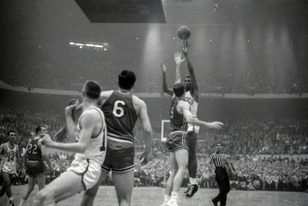 1957년 NBA 파이널에서 슛을 쏘는 빌 러